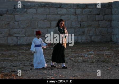 Nablus, Palästinensische Gebiete. 10. Mai 2023. Mitglieder der samaritanischen Gemeinde versammeln sich auf dem Gipfel des Mount Gerizim, um am frühen Morgen an einem Pessachgebet teilzunehmen, um das Ende des Pessachurlaubs in der Nähe der Westjordanstadt Nablus zu feiern. Die Samariter, eine ethnorientierte Gruppe der Levanten, die aus den Israeliten oder Hebräern des antiken Nahen Ostens stammt, fordern den Abstieg vom Stamm Ephraim und Manasseh (zwei Söhne Josephs). Laut der Torah wurde das Opfer des Passahs erstmals in der Nacht des israelischen Exodus aus Ägypten angeboten. Kredit: Ayman Nobani/dpa/Alamy Live News Stockfoto