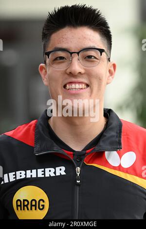 Düsseldorf, Deutschland. 10. Mai 2023. Verdammt Qiu lacht in die Kamera. Vom 20. Bis 28. Mai 2023 findet die Individual World Championship 2023 in Durban, Südafrika, statt. Kredit: Federico Gambarini/dpa/Alamy Live News Stockfoto