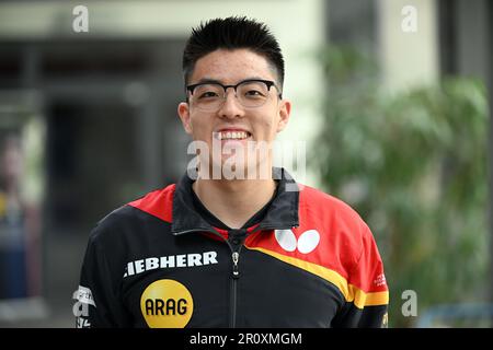 Düsseldorf, Deutschland. 10. Mai 2023. Verdammt Qiu lacht in die Kamera. Die individuelle Weltmeisterschaft 2023 findet in Durban, Südafrika, statt. Kredit: Federico Gambarini/dpa/Alamy Live News Stockfoto