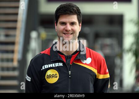 Düsseldorf, Deutschland. 10. Mai 2023. Dimitrij Ovtcharov lacht in die Kamera. Die individuelle Weltmeisterschaft 2023 findet vom 20. Bis 28. Mai in Durban, Südafrika, statt. Kredit: Federico Gambarini/dpa/Alamy Live News Stockfoto