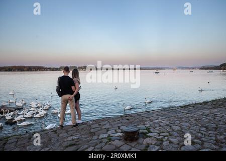 Bild eines Panoramas von Zemunski kej in Zemun, belgrad, Serbien, mit einem jungen Paar, das steht und sich Gedanken macht. Zemun ist eine Gemeinde der Stadt Stockfoto