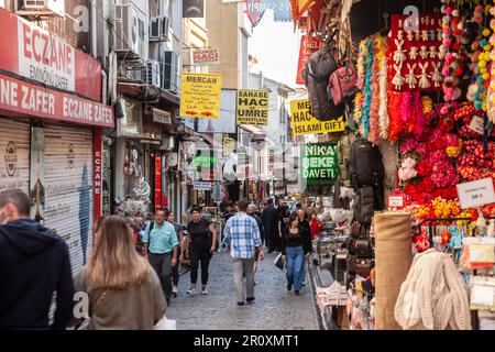 Straße voller Menschen und Geschäfte in der Nähe von Spice Market in Istanbul, Türkei, auf der europäischen Seite. Stockfoto