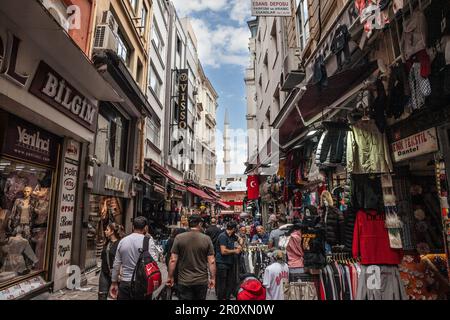 Straße voller Menschen und Geschäfte in der Nähe von Spice Market in Istanbul, Türkei, auf der europäischen Seite. Stockfoto