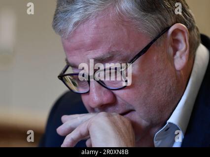 Lüttich, Belgien. 10. Mai 2023. Marc Tarabella, Mitglied des Europäischen parlaments, reagiert auf einer Pressekonferenz über den politischen Skandal "Katargate", an dem Beamte des Europäischen Parlaments beteiligt waren, am Mittwoch, den 10. Mai 2023 in Lüttich. Der belgische Politiker Tarabella wurde wegen Korruption, Geldwäsche und Beteiligung an einer kriminellen Vereinigung an einer umfassenden Untersuchung der Versuche des Golfstaates Katar und Marokko, die wirtschaftliche und politische Entscheidungsfindung des Europäischen Parlaments zu beeinflussen, angeklagt. BELGA FOTO JOHN THYS Kredit: Belga News Agency/Alamy Live News Stockfoto