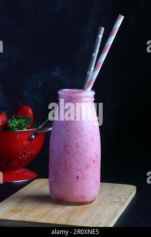 Erdbeer-Smoothie-Getränk, hausgemachtes Getränk Stockfoto