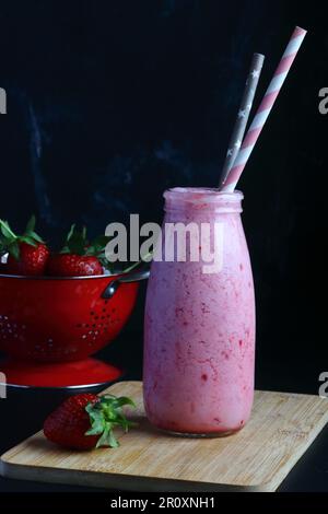 Erdbeer-Smoothie-Getränk, hausgemachtes Getränk Stockfoto