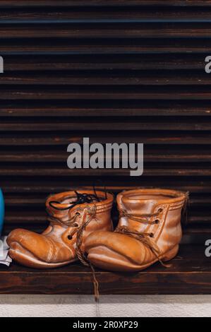 Ein Paar braune Stiefel auf einem Regal. Stockfoto