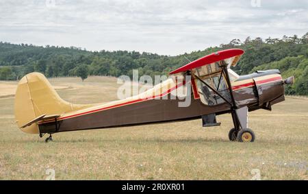 Altes klassisches Flugzeug auf dem Platz. Biplanar. Radialmotor mit neun Zylindern. Querformat im Hintergrund. Stockfoto