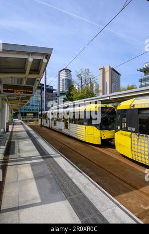 Die Straßenbahn Manchester Metrolink wartet an einer Straßenbahnhaltestelle im Großraum Manchester, England. Stockfoto