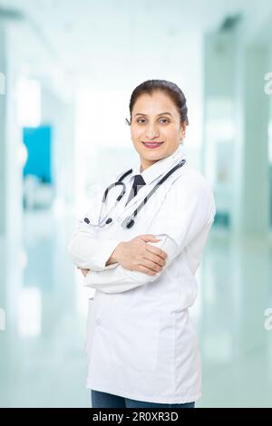 Portrait glücklich schöne indische Frau Ärztin mit Stethoskop im Krankenhaus, Gesundheitswesen und medizinisches Konzept. Speicherplatz kopieren. Stockfoto