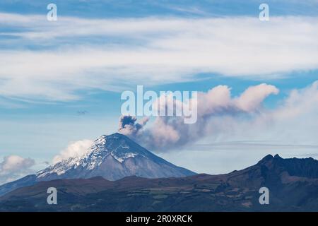 Vulkanausbruch Cotopaxi mit Aschewolke und Explosion, Quito, Cotopaxi Nationalpark, Ecuador. Stockfoto