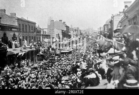 Der Burenkrieg, auch bekannt als der zweite Burenkrieg, der südafrikanische Krieg und der Anglo-Boer-Krieg. Dieses Bild zeigt Maisstängel, um für die Flagge N.S.W. zu kämpfen (New South Wales) Truppen marschieren zu den Docks. Originalfoto von „Kerry“. c1899. Stockfoto