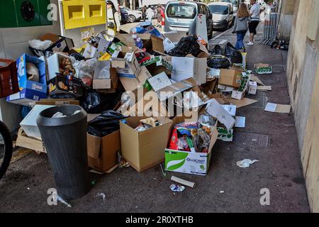 Marseille, Frankreich. 06. Mai 2023. Müll ist auf einem Gehweg in der Rue de la Loge in Marseille zu sehen. (Foto: Gerard Bottino/SOPA Images/Sipa USA) Guthaben: SIPA USA/Alamy Live News Stockfoto