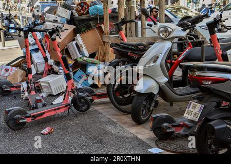 Marseille, Frankreich. 06. Mai 2023. Müll und elektrische Roller sind auf dem Gehweg des Cours Lieutaud in Marseille zu sehen. (Foto: Gerard Bottino/SOPA Images/Sipa USA) Guthaben: SIPA USA/Alamy Live News Stockfoto