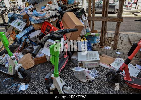 Marseille, Frankreich. 06. Mai 2023. Müll und elektrische Roller sind auf dem Gehweg des Cours Lieutaud in Marseille zu sehen. (Foto: Gerard Bottino/SOPA Images/Sipa USA) Guthaben: SIPA USA/Alamy Live News Stockfoto