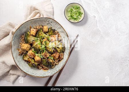 Hausgemachte Quinoa Tofu Schale mit geröstetem Brokkoli Stockfoto