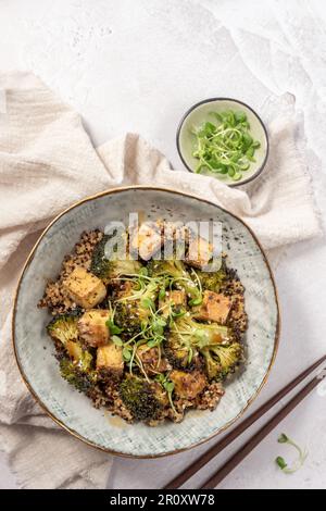 Hausgemachte Quinoa Tofu Schale mit geröstetem Brokkoli Stockfoto