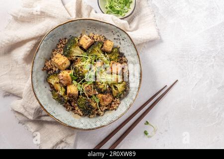 Hausgemachte Quinoa Tofu Schale mit geröstetem Brokkoli und Kräutern Stockfoto