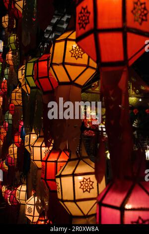 Wunderschöne Dekoration der Papierlaternen im Nachttempel von Chiang Mai Stockfoto