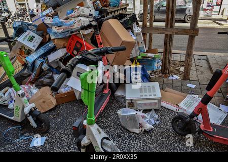 Marseille, Frankreich. 6. Mai 2023. Müll und elektrische Roller sind auf dem Gehweg des Cours Lieutaud in Marseille zu sehen. (Credit Image: © Gerard Bottino/SOPA Images via ZUMA Press Wire) NUR REDAKTIONELLE VERWENDUNG! Nicht für den kommerziellen GEBRAUCH! Stockfoto