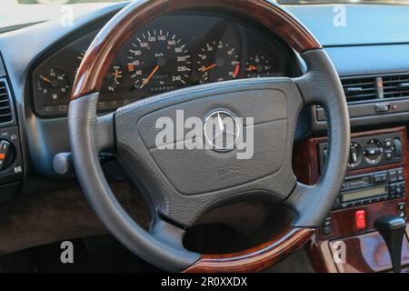 Nahaufnahme Mercedes-Logo-Rad mit Interieur des alten Mercedes-Displays. Stockfoto
