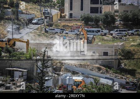 Jerusalem, Israel. 10. Mai 2023. Israelische Bulldozer zerstören Wohnhäuser im Viertel Jabal Mukaber in Ostjerusalem. Schwere Maschinen der Gemeinde zerstörten zwei Häuser im Gebiet "Khilat al-Abed" in der Stadt Jabal-Mukaber östlich von Jerusalem, die den Brüdern Firas und Ali Shuqairat gehörten, unter dem Vorwand, keine Genehmigung zu erhalten. (Foto: Saeed Qaq/SOPA Images/Sipa USA) Guthaben: SIPA USA/Alamy Live News Stockfoto