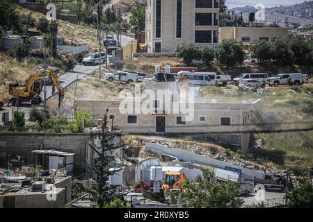 Jerusalem, Israel. 10. Mai 2023. Israelische Bulldozer zerstören Wohnhäuser im Viertel Jabal Mukaber in Ostjerusalem. Schwere Maschinen der Gemeinde zerstörten zwei Häuser im Gebiet "Khilat al-Abed" in der Stadt Jabal-Mukaber östlich von Jerusalem, die den Brüdern Firas und Ali Shuqairat gehörten, unter dem Vorwand, keine Genehmigung zu erhalten. (Foto: Saeed Qaq/SOPA Images/Sipa USA) Guthaben: SIPA USA/Alamy Live News Stockfoto