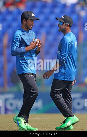 Bangladescher Cricketspieler Afif Hossain (L) und Mehidy Hasan Miraz (R) während des Spiels Bangladesch-Indien Third One Day International (ODI) bei Zahur Ahmed C. Stockfoto