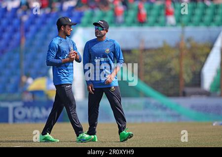 Bangladescher Cricketspieler Afif Hossain (L) und Mehidy Hasan Miraz (R) während des Spiels Bangladesch-Indien Third One Day International (ODI) bei Zahur Ahmed C. Stockfoto