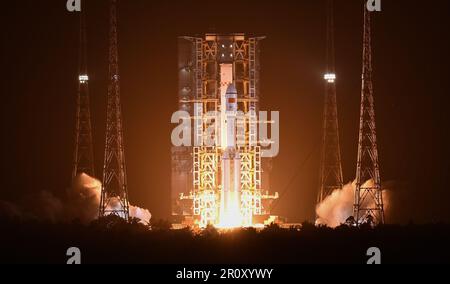 Wenchang. 10. Mai 2023. Eine lange März-7 Y7-Rakete mit dem Tianzhou-6-Frachtschiff fliegt vom Wenchang-Startplatz in Südchina in der Provinz Hainan ab, 10. Mai 2023. Kredit: Yang Guanyu/Xinhua/Alamy Live News Stockfoto