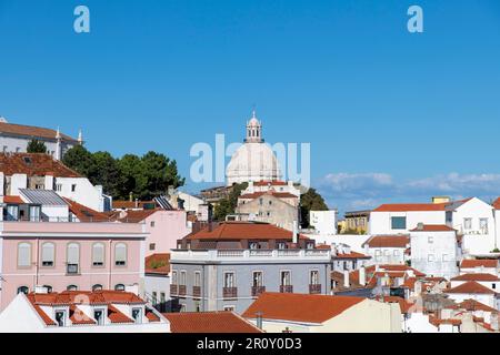 Blick über die farbenfrohen Dächer des Stadtviertels Alfama in Lissabon, Portugal, mit der Kirche Santa Engrácia (Igreja de Santa Engrácia) im Zentrum Stockfoto