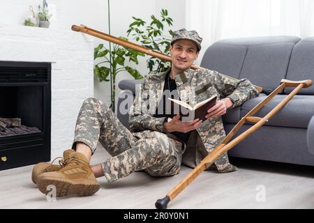 Soldat in Khaki-Militäruniform auf Krücken Stockfoto