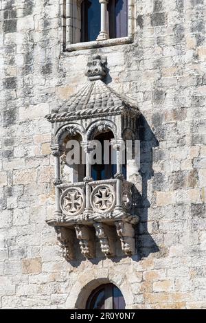 Nahaufnahme des Fensters im Belém-Turm (Torre de Belém) oder Turm von Saint Vincent, einer Festung aus dem 16. Jahrhundert und Tor zu Lissabon, Portugal Stockfoto