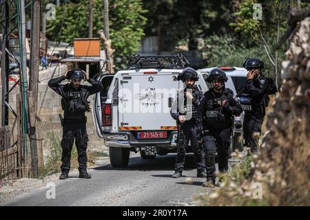 Jerusalem, Israel. 10. Mai 2023. Israelische Soldaten, die am Ort der Abrissoperation im Stadtviertel Jabal Mukaber in Ostjerusalem gesehen wurden. Schwere Maschinen der Gemeinde zerstörten zwei Häuser im Gebiet "Khilat al-Abed" in der Stadt Jabal-Mukaber östlich von Jerusalem, die den Brüdern Firas und Ali Shuqairat gehörten, unter dem Vorwand, keine Genehmigung zu erhalten. Kredit: SOPA Images Limited/Alamy Live News Stockfoto