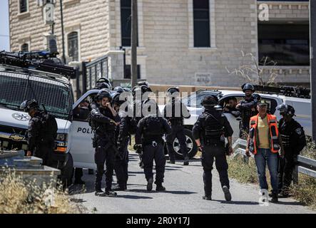 Jerusalem, Israel. 10. Mai 2023. Israelische Soldaten bewachen den Ort der Abrissoperation im Stadtviertel Jabal Mukaber in Ost-Jerusalem. Schwere Maschinen der Gemeinde zerstörten zwei Häuser im Gebiet "Khilat al-Abed" in der Stadt Jabal-Mukaber östlich von Jerusalem, die den Brüdern Firas und Ali Shuqairat gehörten, unter dem Vorwand, keine Genehmigung zu erhalten. Kredit: SOPA Images Limited/Alamy Live News Stockfoto