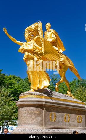 William Tecumseh Sherman Monument, in seiner revergoldeten Pracht, aber gekrönt mit Taubenspitzen. Stockfoto