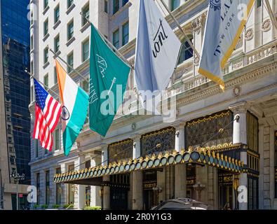 Detail: Vergoldete Akzente am Haupteingang des Plaza am Grand Army Plaza in Midtown Manhattan. Stockfoto