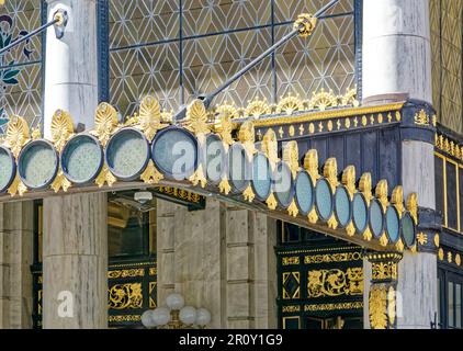 Detail: Vergoldete Akzente am Haupteingang des Plaza am Grand Army Plaza in Midtown Manhattan. Stockfoto