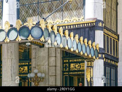 Detail: Vergoldete Akzente am Haupteingang des Plaza am Grand Army Plaza in Midtown Manhattan. Stockfoto