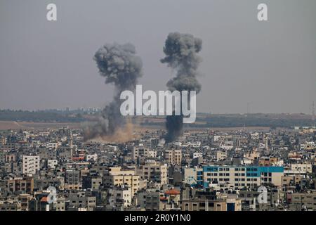 10. Mai 2023: Gaza, Palästina: Israelische Jets starten Angriffe auf den Osten von Gaza-Stadt. Die Anschläge folgen Raketen, die vom Gazastreifen aus als Reaktion auf die israelischen Luftangriffe am Dienstag auf die palästinensische Enklave abgefeuert wurden. (Kreditbild: © Ahmad Hasaballah/IMAGESLIVE via ZUMA Press Wire) NUR REDAKTIONELLE VERWENDUNG! Nicht für den kommerziellen GEBRAUCH! Stockfoto