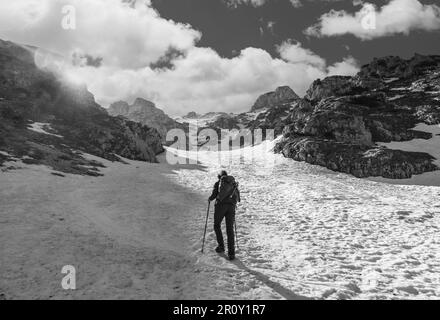 Monte Amaro, Italien - der Schneeberggipfel in der Majella Bergkette, Abruzzen-Region, mit dem alpinistischen Weg namens Rava del Ferro. Hier eine Landschaft. Stockfoto