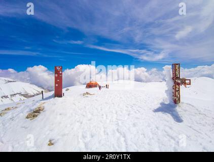 Monte Amaro, Italien - der Schneeberggipfel in der Majella Bergkette, Abruzzen-Region, mit dem alpinistischen Weg namens Rava del Ferro. Hier eine Landschaft. Stockfoto