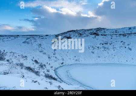 Im Winter bietet sich ein Blick aus einem hohen Winkel auf den vulkanischen Kerid-Kratersee mit Schnee im Süden Islands, entlang des Golden Circle mit intakter Caldera Stockfoto