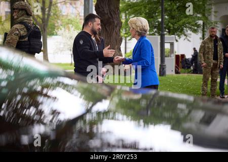 Kiew, Ukraine. 09. Mai 2023. Der ukrainische Präsident Volodymyr Zelenskyy dankt der Präsidentin der Europäischen Kommission Ursula von der Leyen nach einer gemeinsamen Pressekonferenz außerhalb des St. Sophienkathedrale, 9. Mai 2023 in Kiew, Ukraine. Kredit: Pool Photo/Pressestelle Des Ukrainischen Präsidenten/Alamy Live News Stockfoto