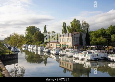 Mieten Sie Boote im Hafen von Bram, Canal du Midi, Frankreich Stockfoto