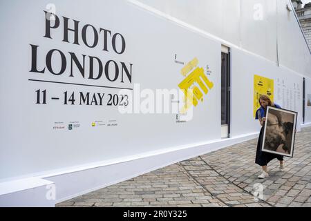 London, Großbritannien. 10. Mai 2023 Außenansicht des Hauptpavillons bei einer Vorschau auf Photo London. Die jährliche Fotografie-Messe im Somerset House feiert die Fotografie vom Jahrgang bis zur Moderne, zusammen mit einer Auswahl der weltweit führenden Fotografiehändler und Galerien. Ein öffentliches Programm mit Vorträgen, Touren und mehr findet während der Show vom 11. Bis 14. Mai 2023 statt. Kredit: Stephen Chung / Alamy Live News Stockfoto