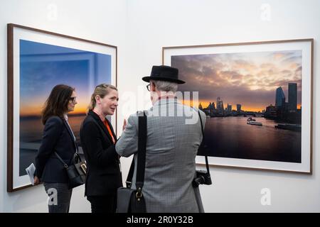 London, Großbritannien. 10. Mai 2023 Besucher vor (R) „Waterloo Bridge“, 2023, von Harry Cory Wright, Eleven Fine Art, bei einer Vorschau auf Photo London. Die jährliche Fotografie-Messe im Somerset House feiert die Fotografie vom Jahrgang bis zur Moderne, zusammen mit einer Auswahl der weltweit führenden Fotografiehändler und Galerien. Ein öffentliches Programm mit Vorträgen, Touren und mehr findet während der Show vom 11. Bis 14. Mai 2023 statt. Kredit: Stephen Chung / Alamy Live News Stockfoto