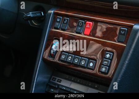 Nahaufnahme der alten klassischen Klimaanlagen-Radiotasten im Auto. Selektiver Fokus. Stockfoto