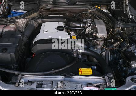 Nahaufnahme der Motordetails eines alten Mercedes. Stockfoto