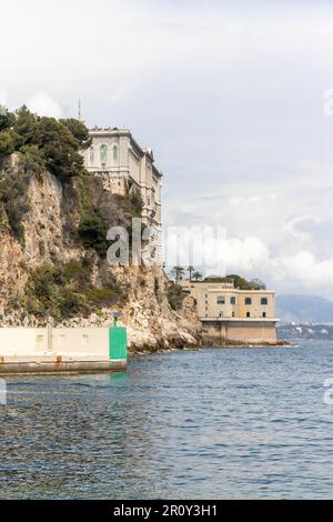 Fontvieille, Monaco, 20. 2023. April:- das Ozeanographische Museum von Monaco aus dem Bezirk Fontvieille. Fontvieille besteht aus zurückgewonnenem Land Stockfoto